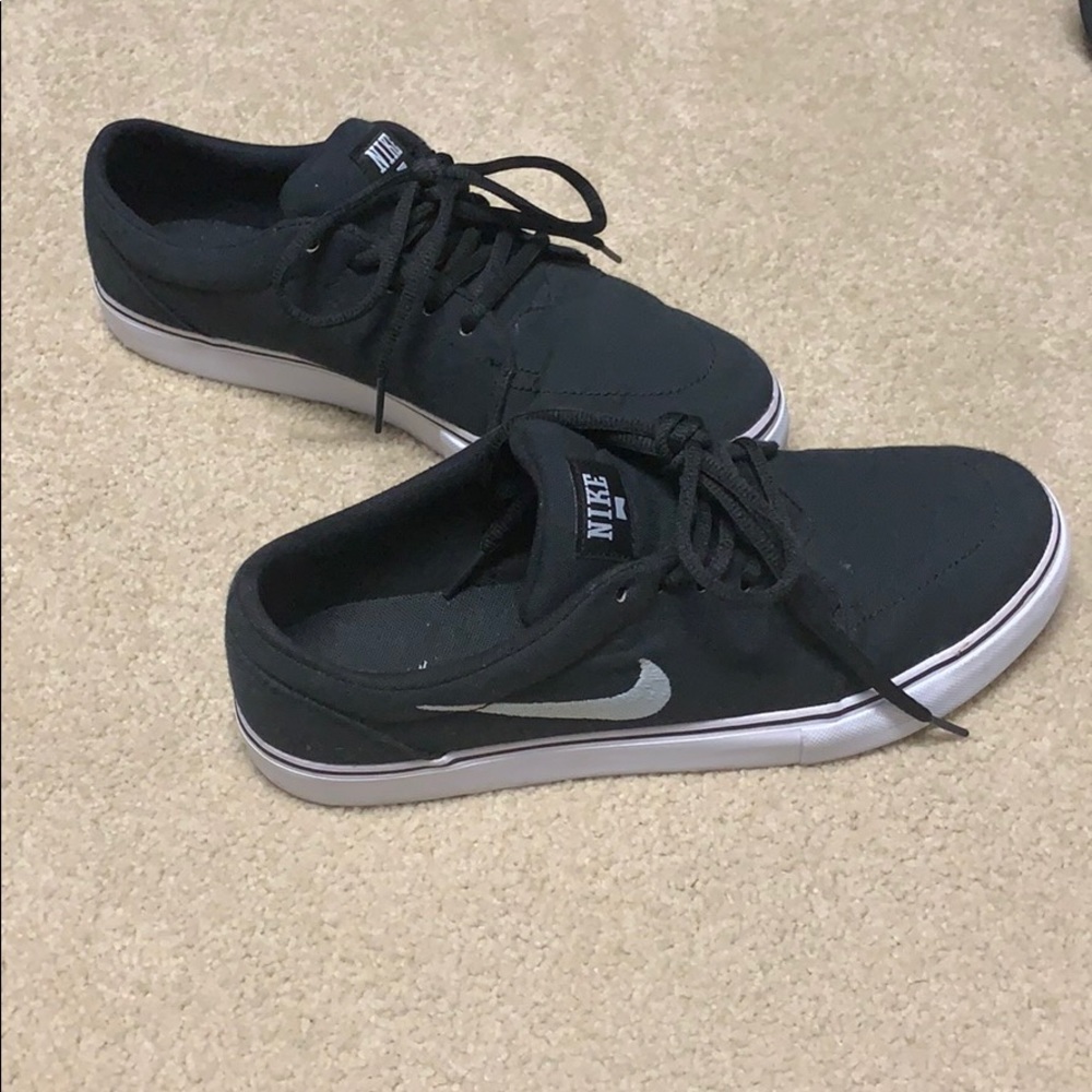 Black and white Nike shoes. Size:9